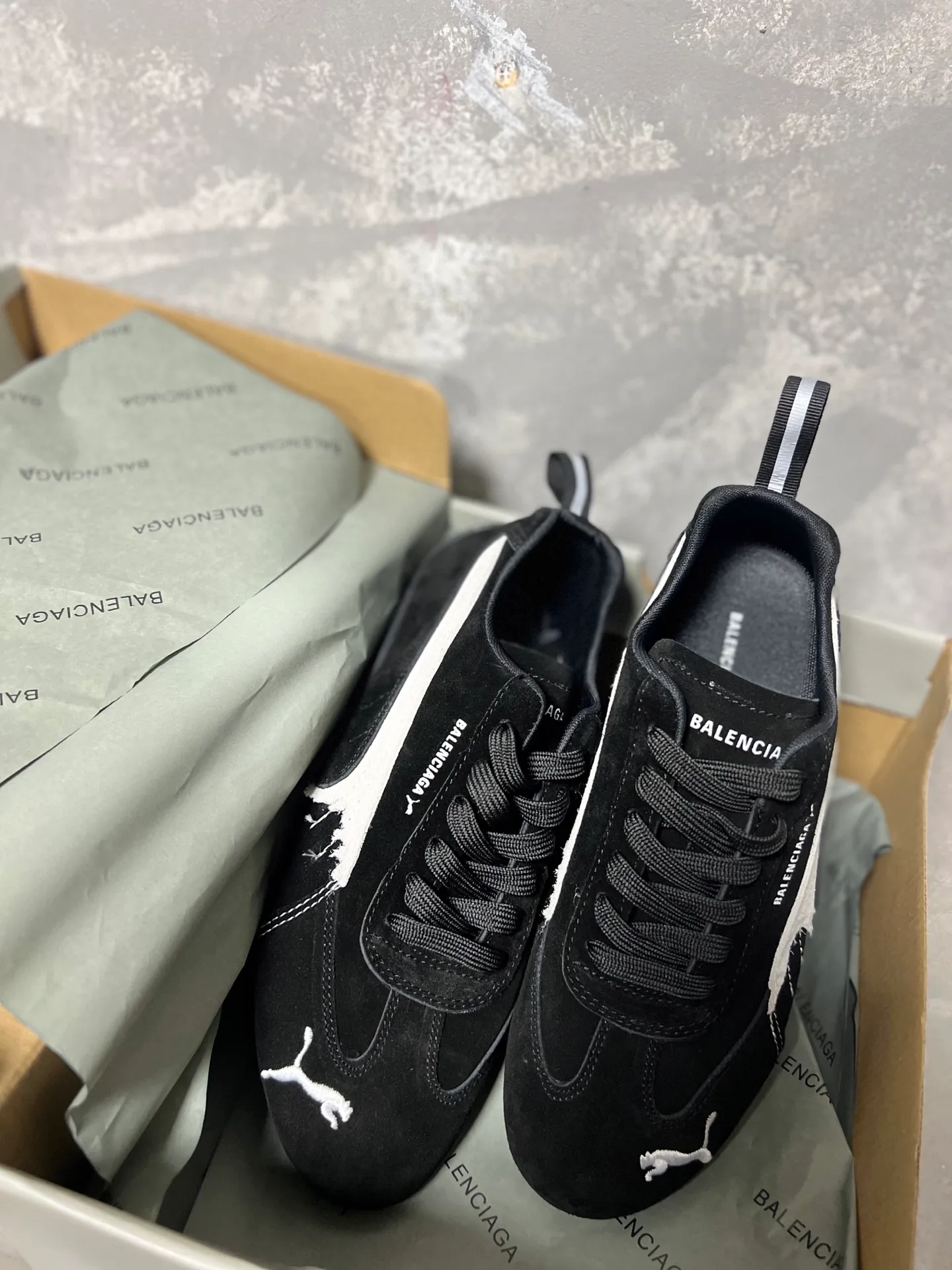👟👟Ex-factory price 480👟👟 PUMA co-branded Balenciaga: Who knows! This pair of distressed and war-damaged Speedcats are so good-looking. The thin-soled sneakers have been upgraded to 2.0, which destroys the aesthetics of the street. More than half of the classic PUMA stripes on the side of the shoes have been "violently torn". The distressed treatment has a sense of ruined art, and it becomes the focus of the street in seconds! Hot stamping double logo + gold foil size mark on the heel, the details give a high-end feel Code number: 35-44 (45 customized)